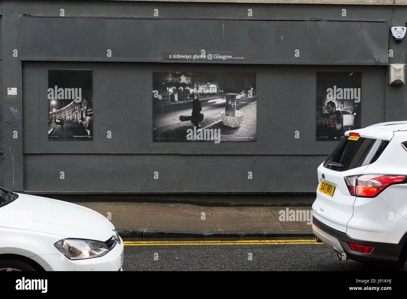 Un sguardo lateralmente @ Glasgow - Fotografia manifesti in Glasgow - mostra di Martin Gray dal centro città di poster Foto Stock