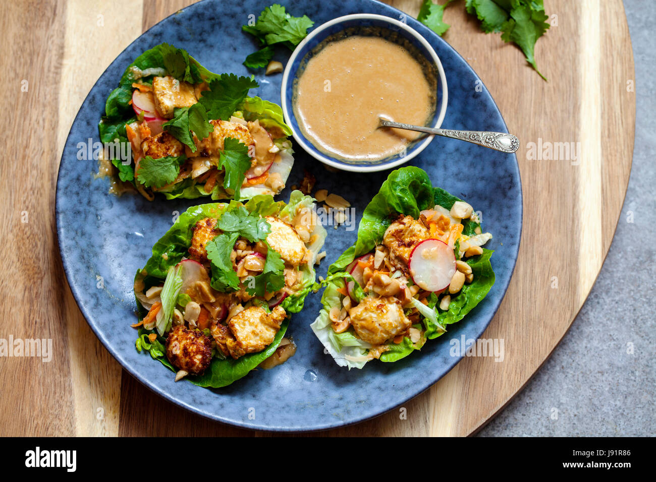 Un letto di insalata con tofu fritto, insalata e salsa di arachidi Foto Stock