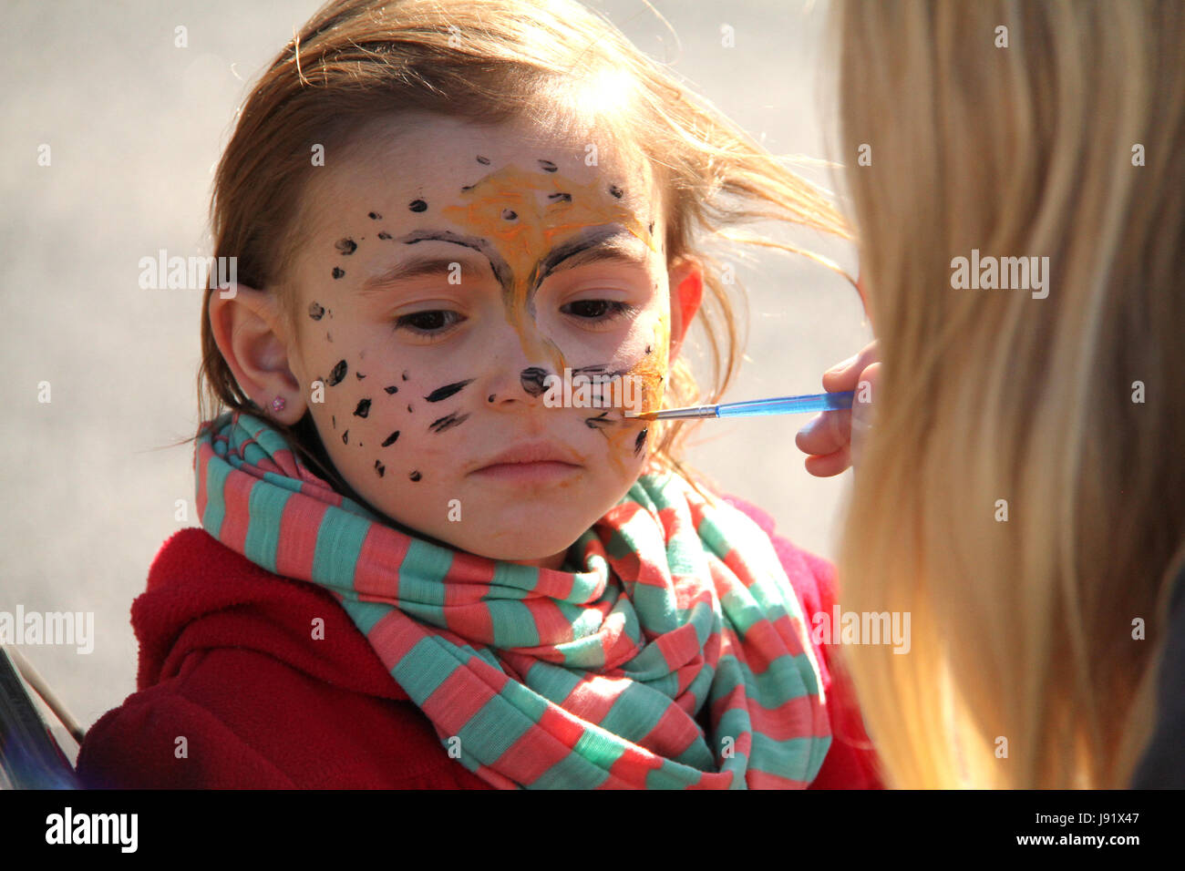 Close up del viso della bambina durante la faccia sessione di vernice Foto Stock