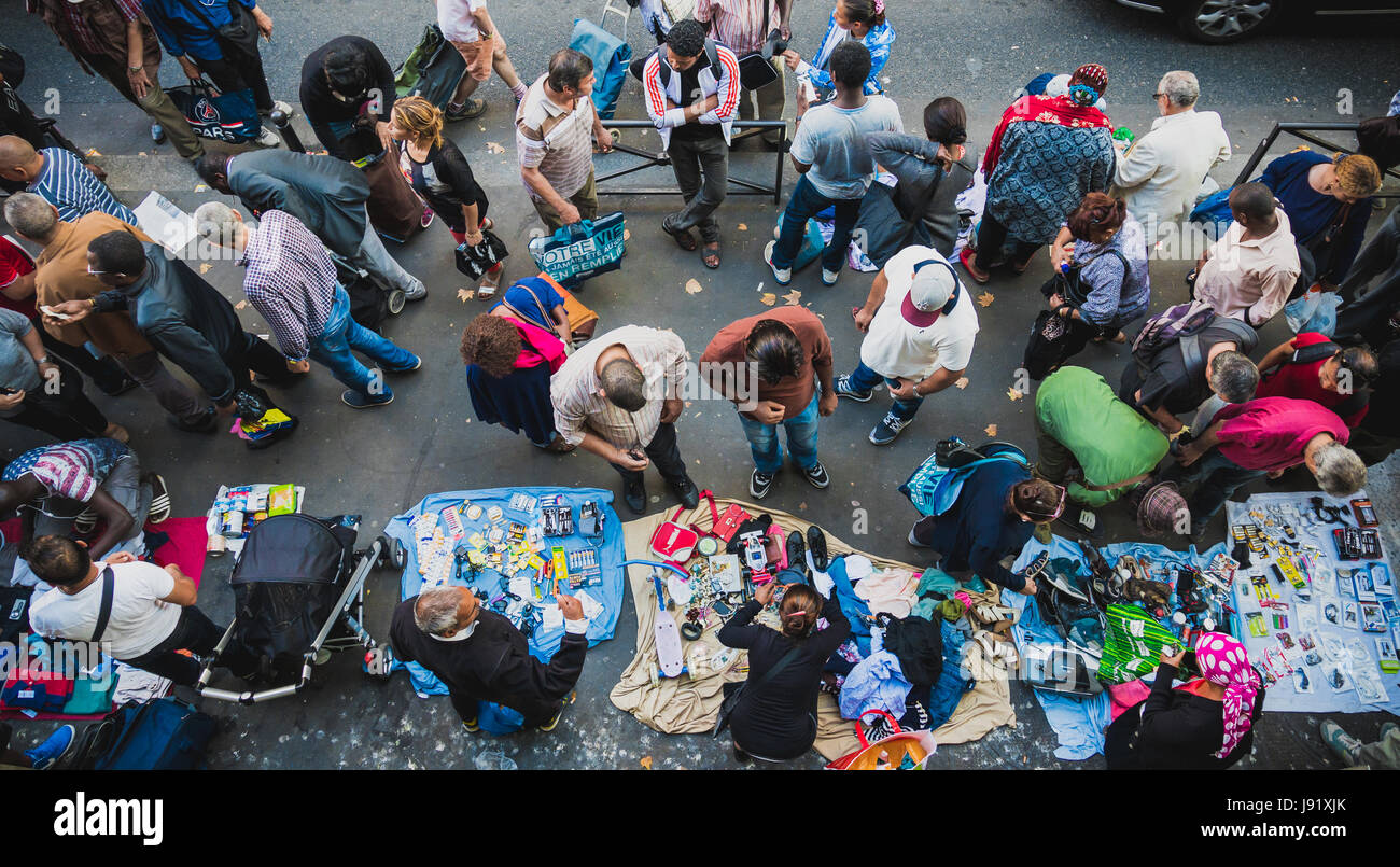Occupato il marciapiede a Parigi. I commercianti la vendita di oggetti per i turisti e la gente del posto per fare una vita. Foto Stock