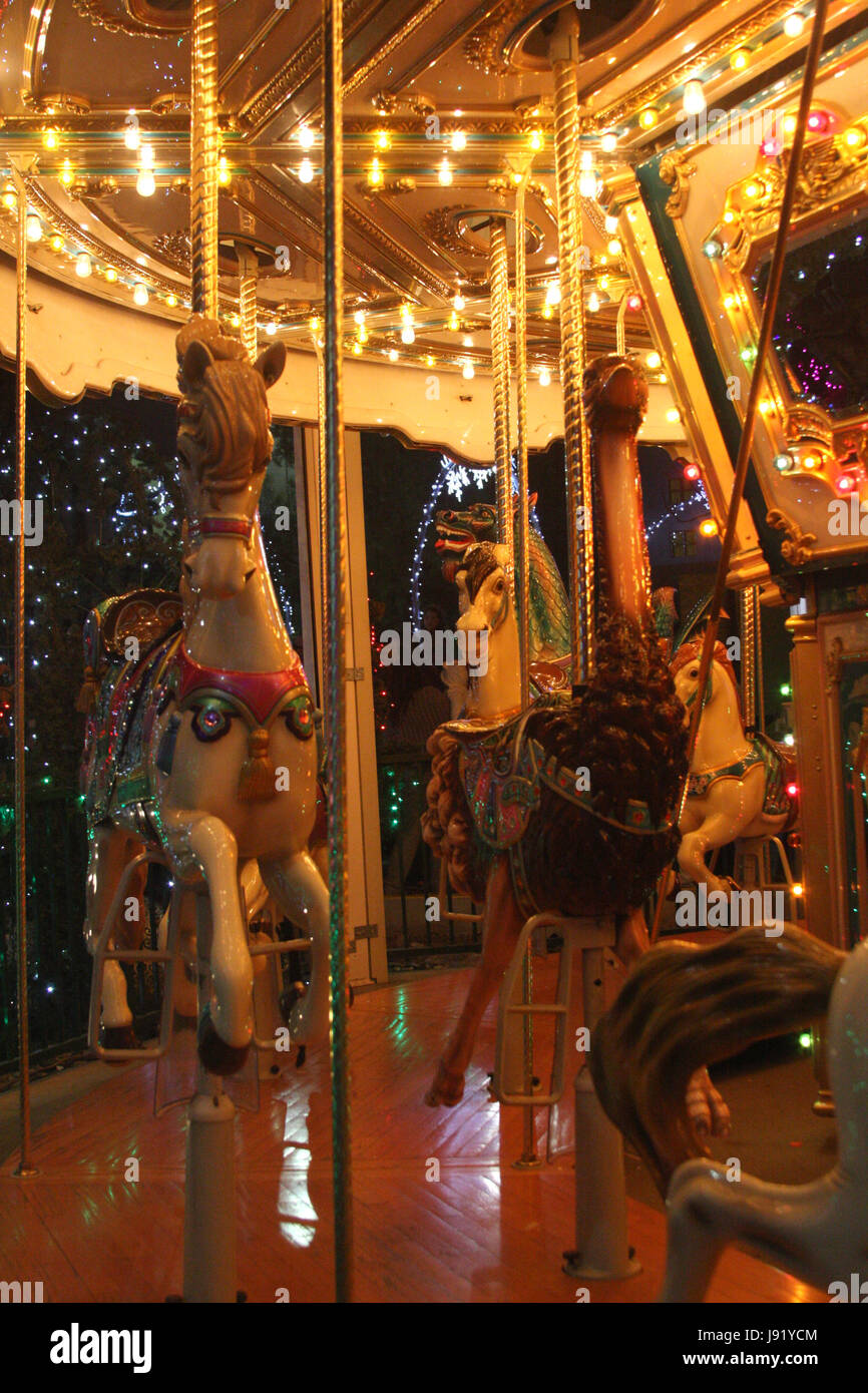 Bambini divertirsi su una giostra rotante ride al carnevale Foto Stock