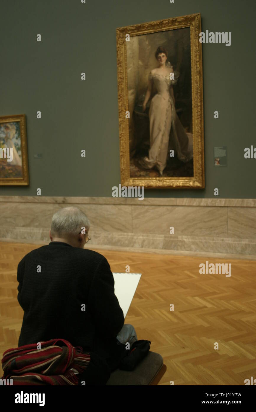 L'uomo delineando in un museo di arte, basato sul classico di opere d'arte esposte nella galleria Foto Stock