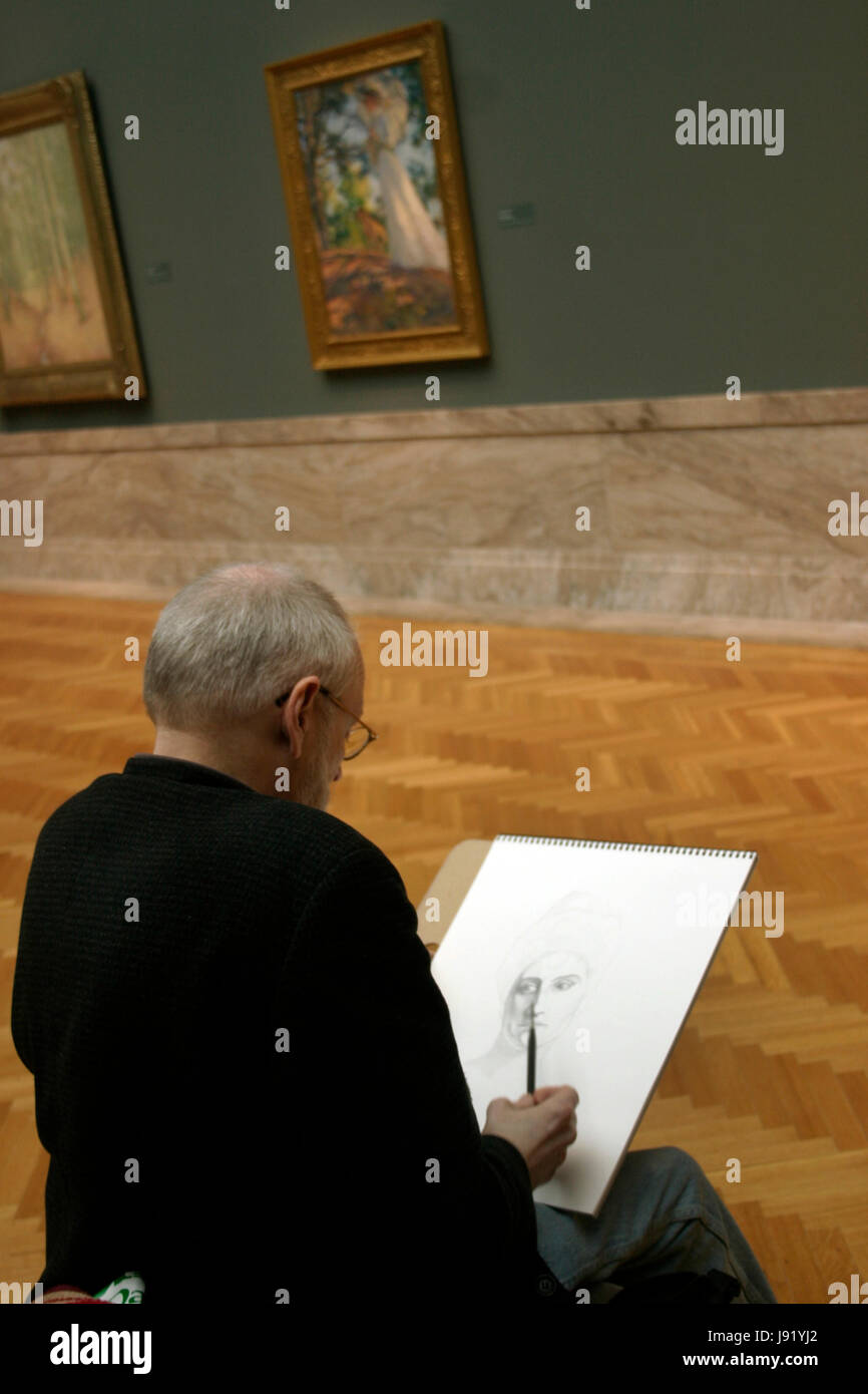 L'uomo delineando in un museo di arte, basato sul classico di opere d'arte esposte nella galleria Foto Stock