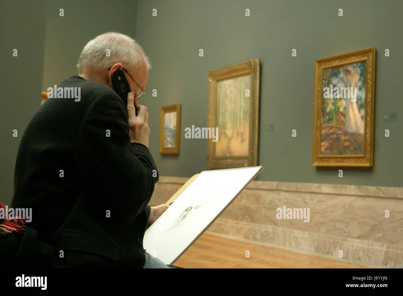 L'uomo delineando in un museo di arte, basato sul classico di opere d'arte esposte nella galleria Foto Stock