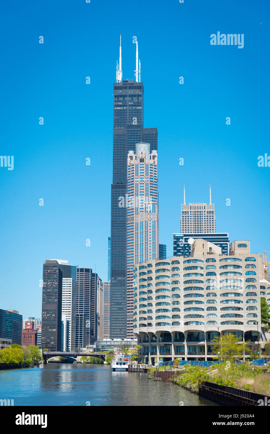 Vista sul Fiume di Chicago Illinois Willis Tower è stata la Sears Tower e lo Skydeck 233 Wacker Drive costruito 1974 design Bruce Graham 3.5 milioni di piedi quadrati di superficie 1730 piedi alto Foto Stock