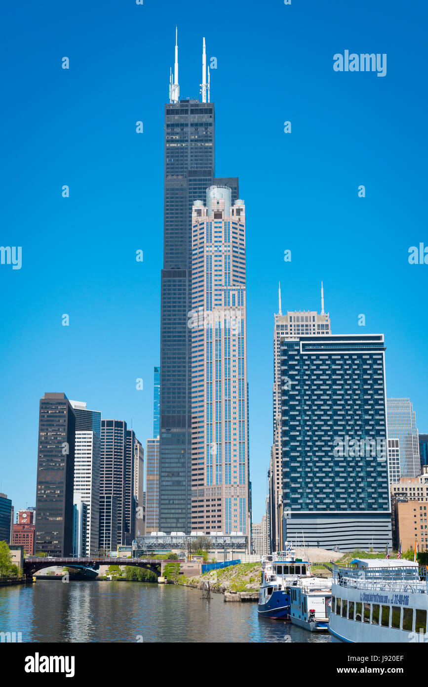 Vista sul Fiume di Chicago Illinois Willis Tower è stata la Sears Tower e lo Skydeck 233 Wacker Drive costruito 1974 design Bruce Graham 3.5 milioni di piedi quadrati di superficie 1730 piedi alto Foto Stock