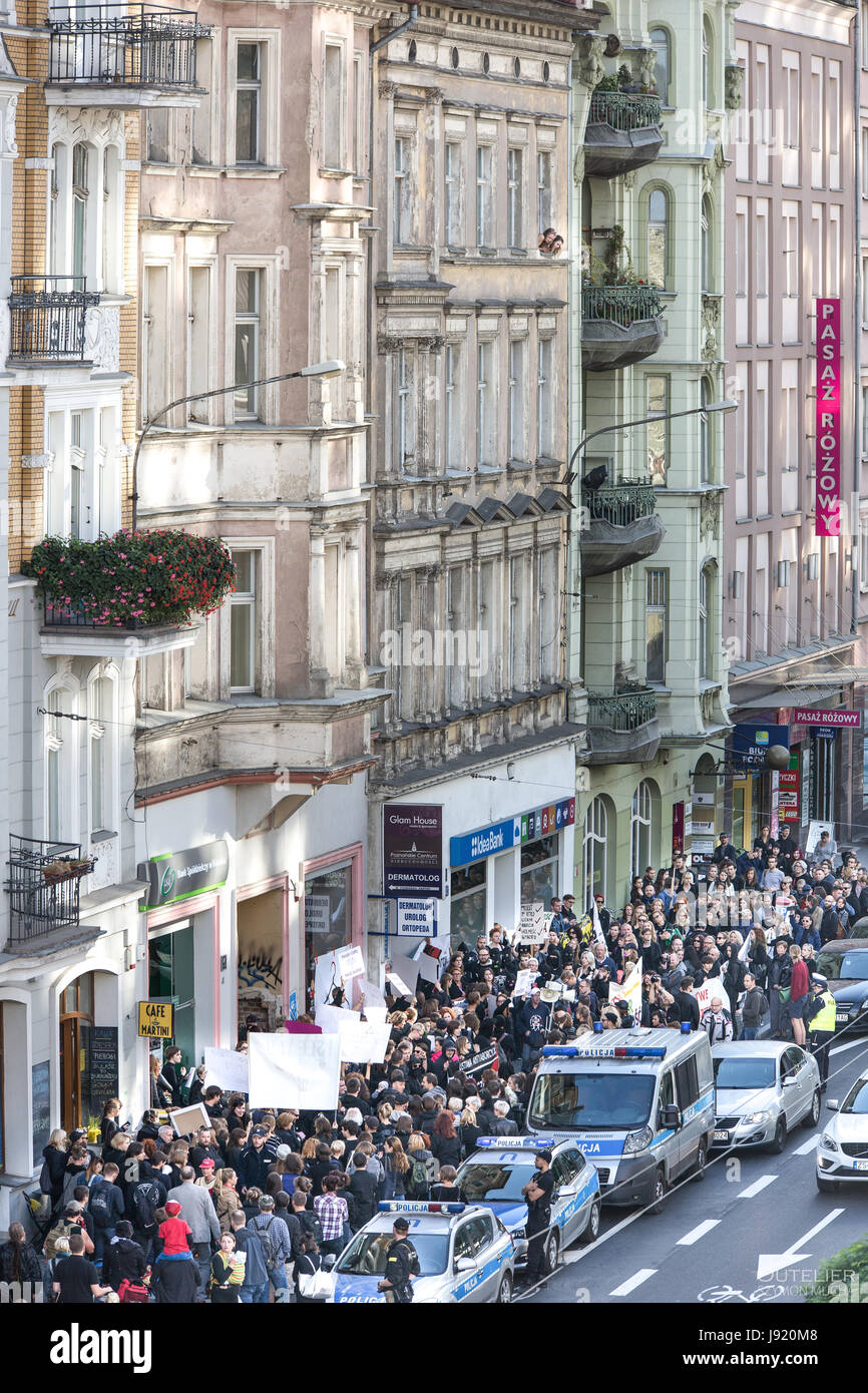 Le proteste in Polonia contro il divieto totale di aborto, nero protesta per i diritti delle donne, le donne a protestare. 2016 Poznan. Foto Stock