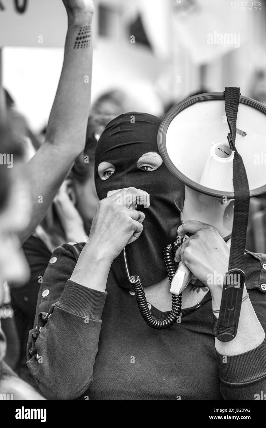 Le proteste in Polonia contro il divieto totale di aborto, nero protesta per i diritti delle donne, le donne a protestare. 2016 Poznan. Foto Stock