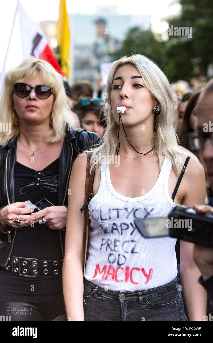 Le proteste in Polonia contro il divieto totale di aborto, nero protesta per i diritti delle donne, le donne a protestare. 2016 Poznan. Foto Stock