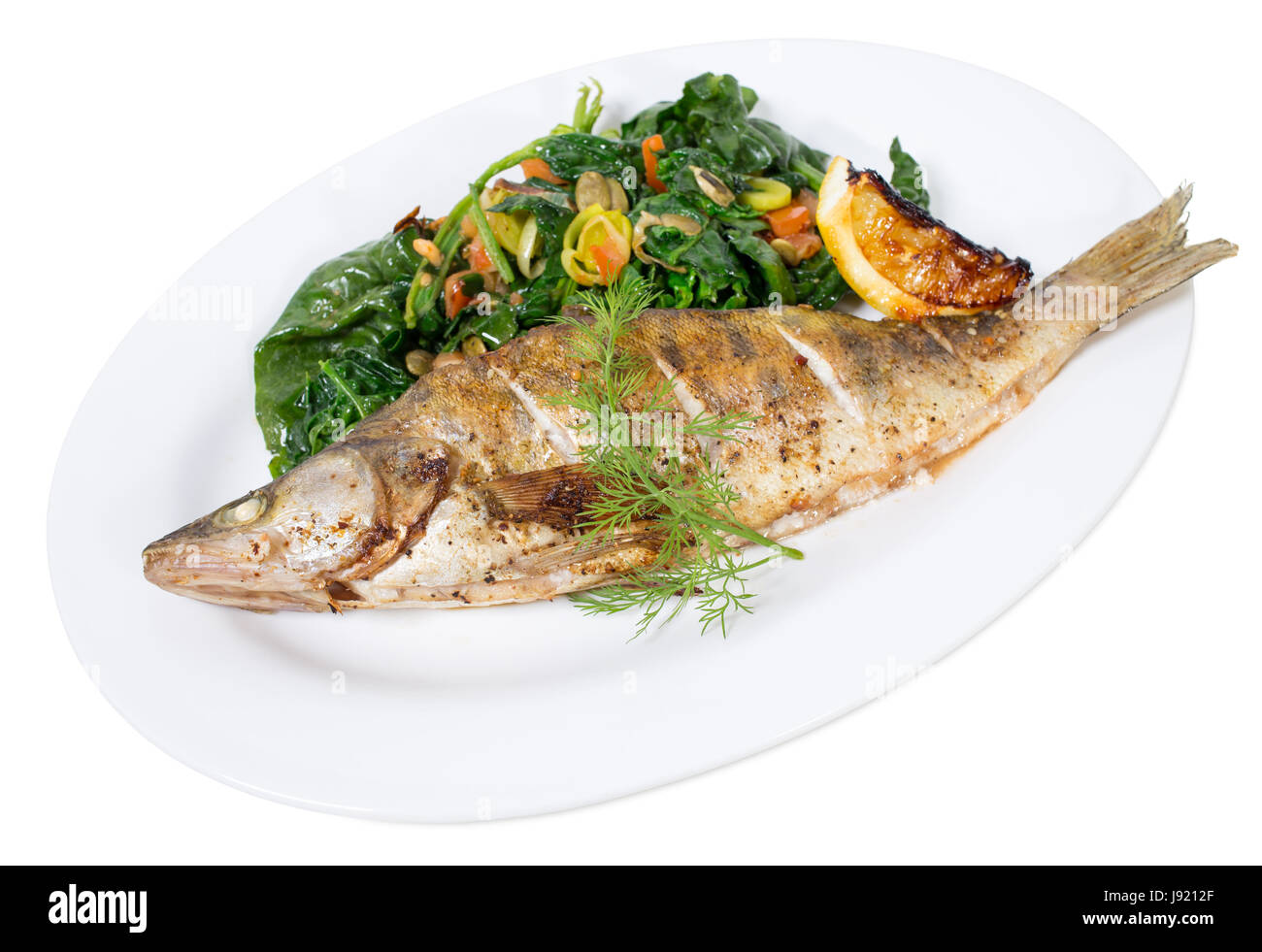 Cotta dorado a caldo con insalata di spinaci. Isolato su uno sfondo bianco. Foto Stock