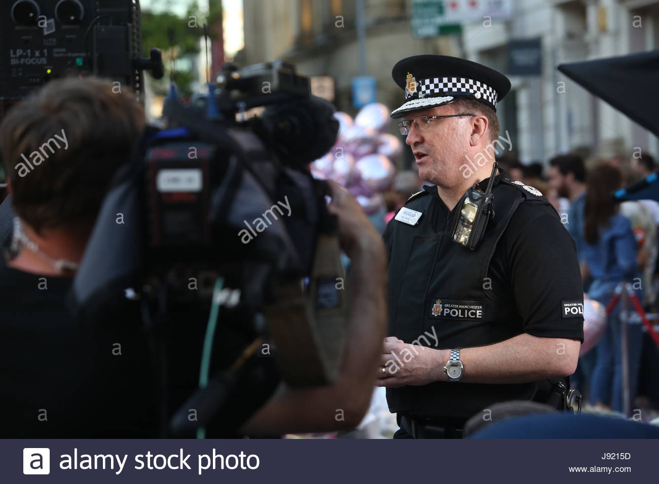 Polizia di Manchester CHIEF CONSTABLE, Ian Hopkins, detiene un'intervista a St Ann's Square riguardante il bombardamento di Manchester. Foto Stock