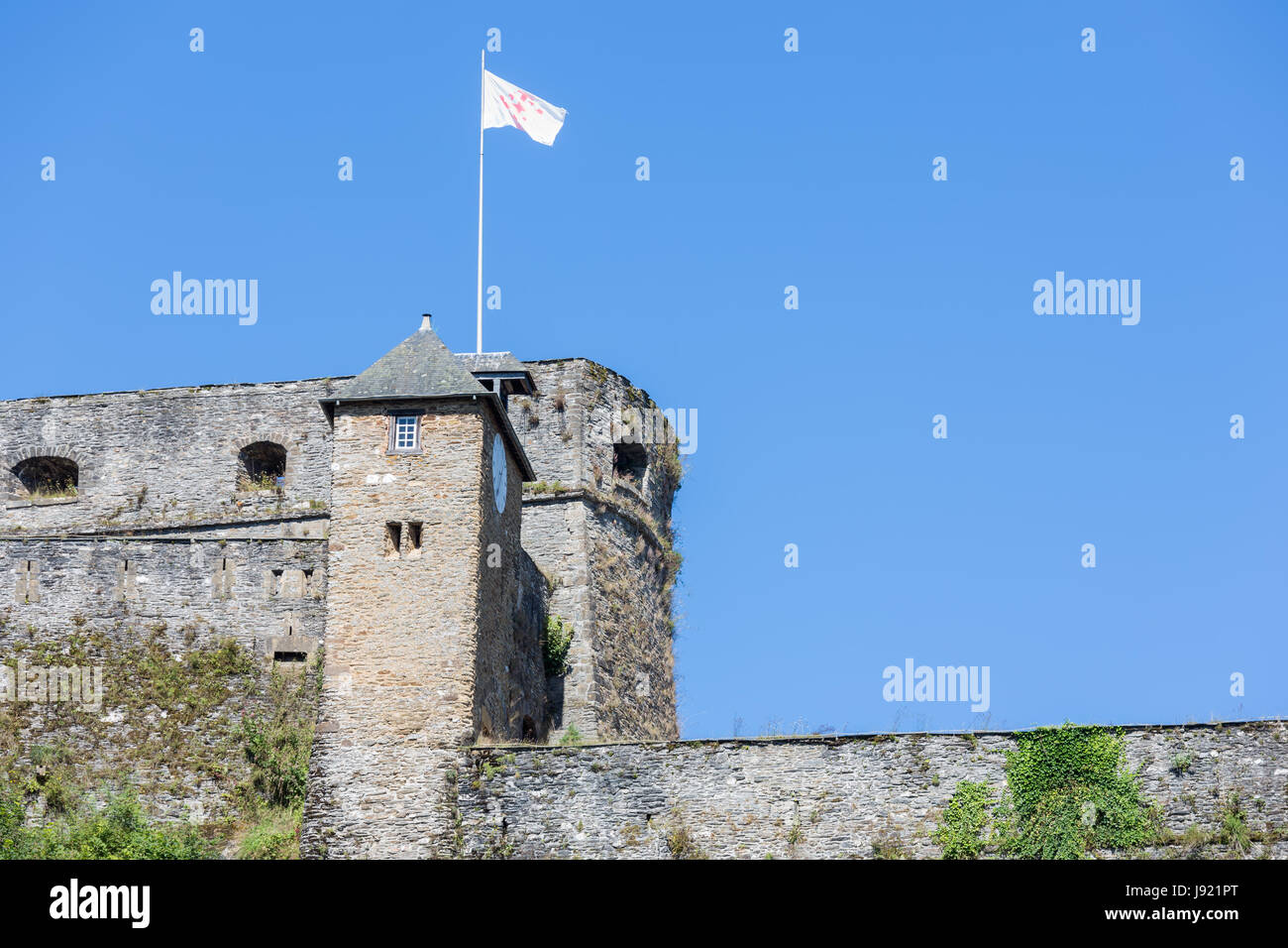 Visualizza in corrispondenza delle pareti del castello medievale di Bouillon nelle Ardenne belghe Foto Stock