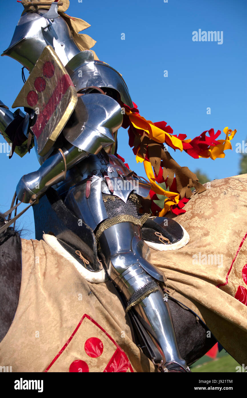 Cavalieri alla giostra del torneo al castello di Bolsover, Chesterfield, Derbyshire, Regno Unito Foto Stock