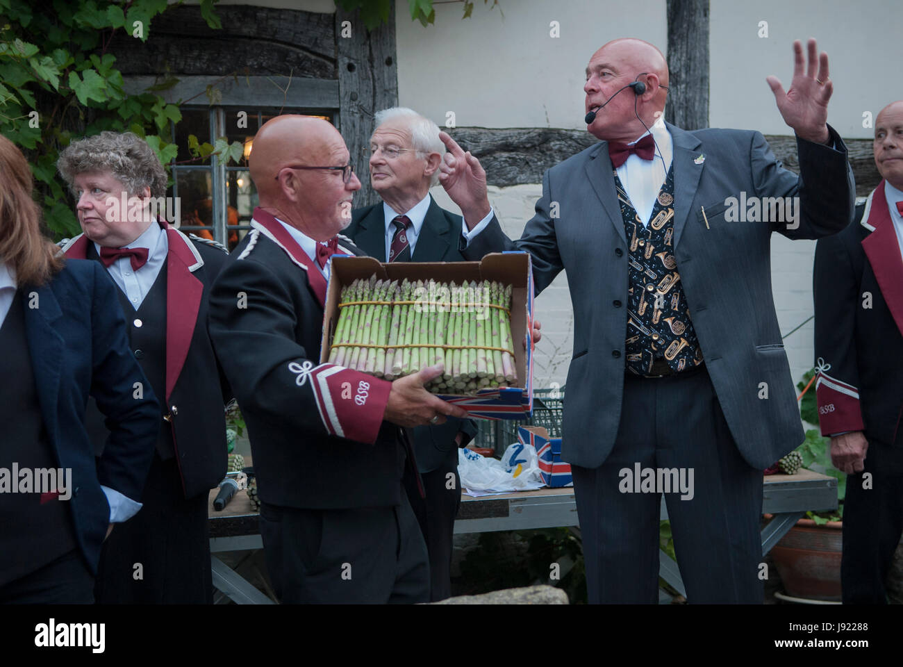 Festival dell'asta degli asparagi The Fleece Inn, Bretforton, vale of Evesham, Worcestershire 2017 2010s UK HOMER SYKES Foto Stock