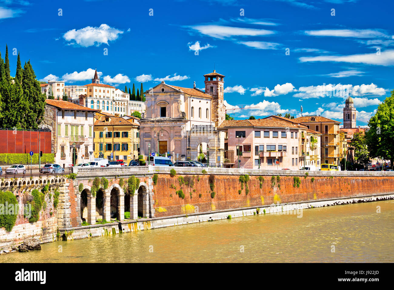 Città di Verona Adige riverfront vista, colorata architettura di destinazione turistica nella regione Veneto, Italia Foto Stock