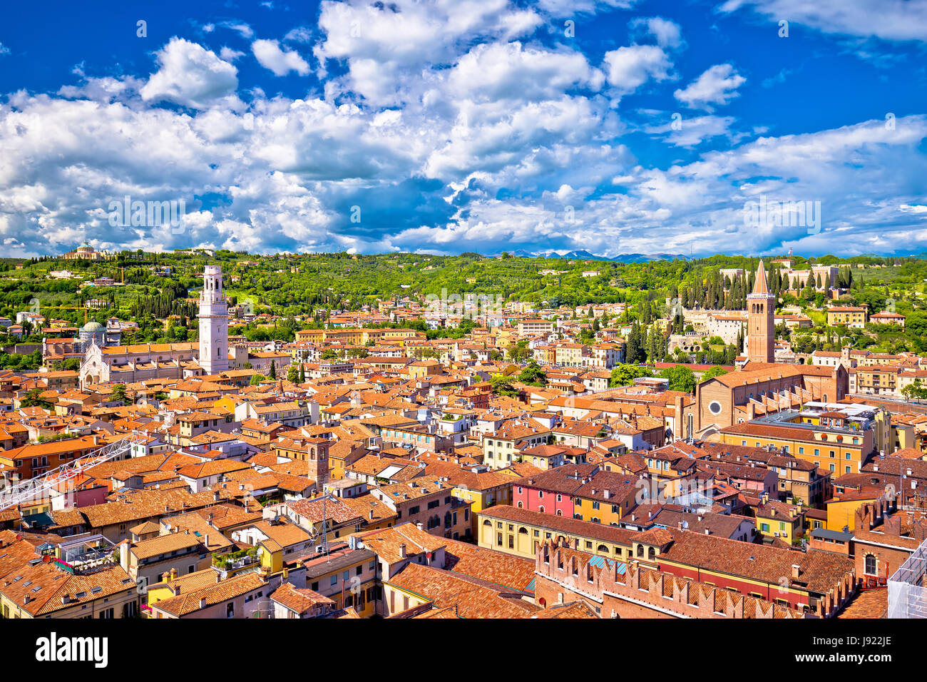 Verona tetti e cityscape vista aerea, regione italiana Veneto Foto Stock