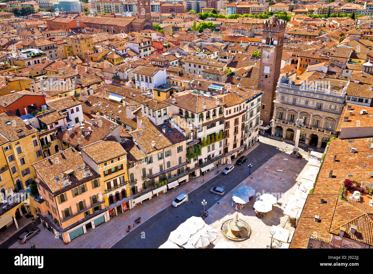 Città di Verona vista aerea dalla Torre dei Lamberti, i tetti della città vecchia, regione italiana Veneto Foto Stock