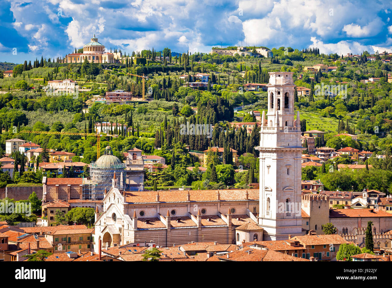 Verona tetti e cityscape vista aerea, regione italiana Veneto Foto Stock