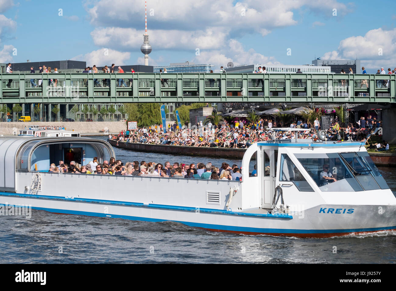 Città turistica tour in barca sul fiume Sprea in estate a Berlino, Germania Foto Stock