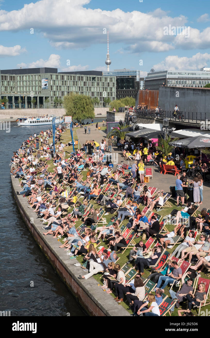 Outdoor riverside bar accanto al fiume Sprea in estate a Berlino, Germania Foto Stock