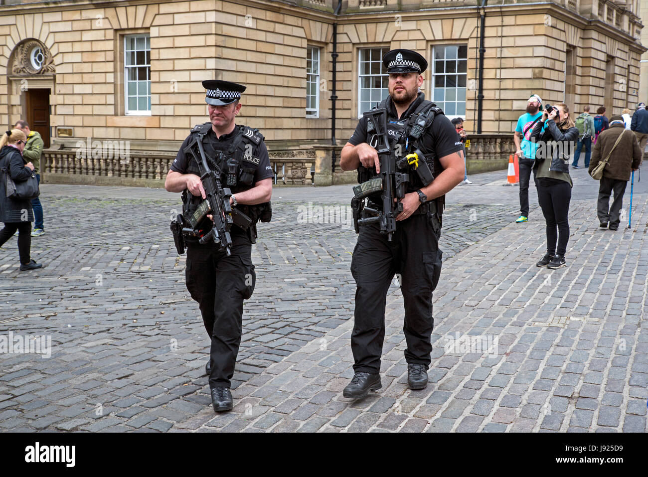 La polizia armati pattugliano la High Street di Edimburgo dopo il livello di minaccia è stata sollevata a 'critici' dopo l attentato a Manchester. Foto Stock