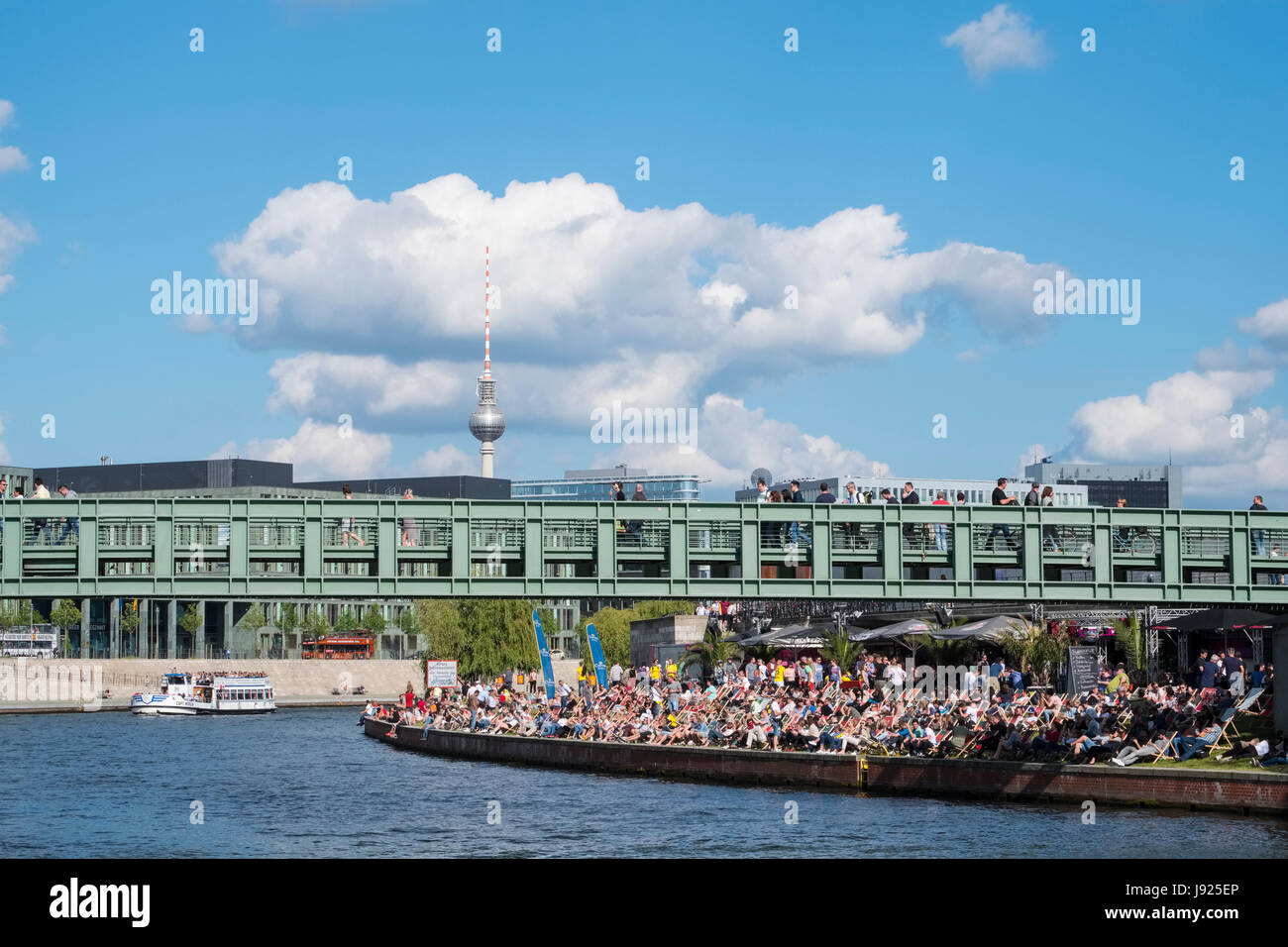 Outdoor riverside bar accanto al fiume Sprea in estate a Berlino, Germania Foto Stock