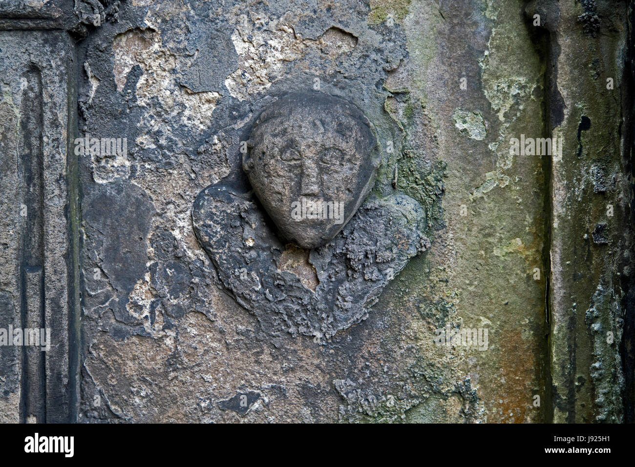 L usurata e weathered dettaglio da un monumento in Greyfriars Kirkyard a Edimburgo, Scozia. Foto Stock