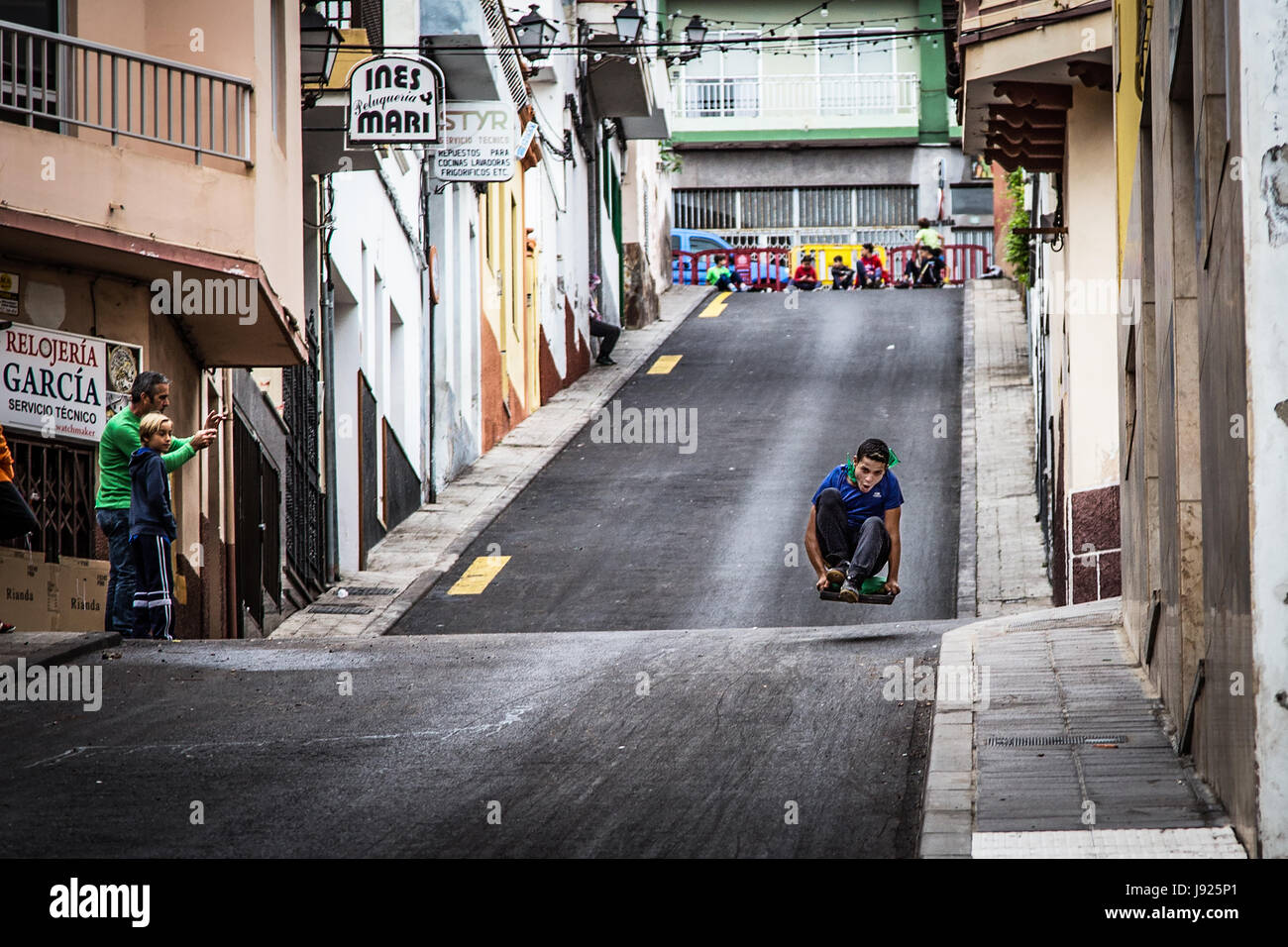 Las Tablas de San Andres, Icod de los Vinos.corsa tradizionale per le strade della città i ragazzi delle Canarie rischiando la propria salute per divertimento e gloria. Foto Stock