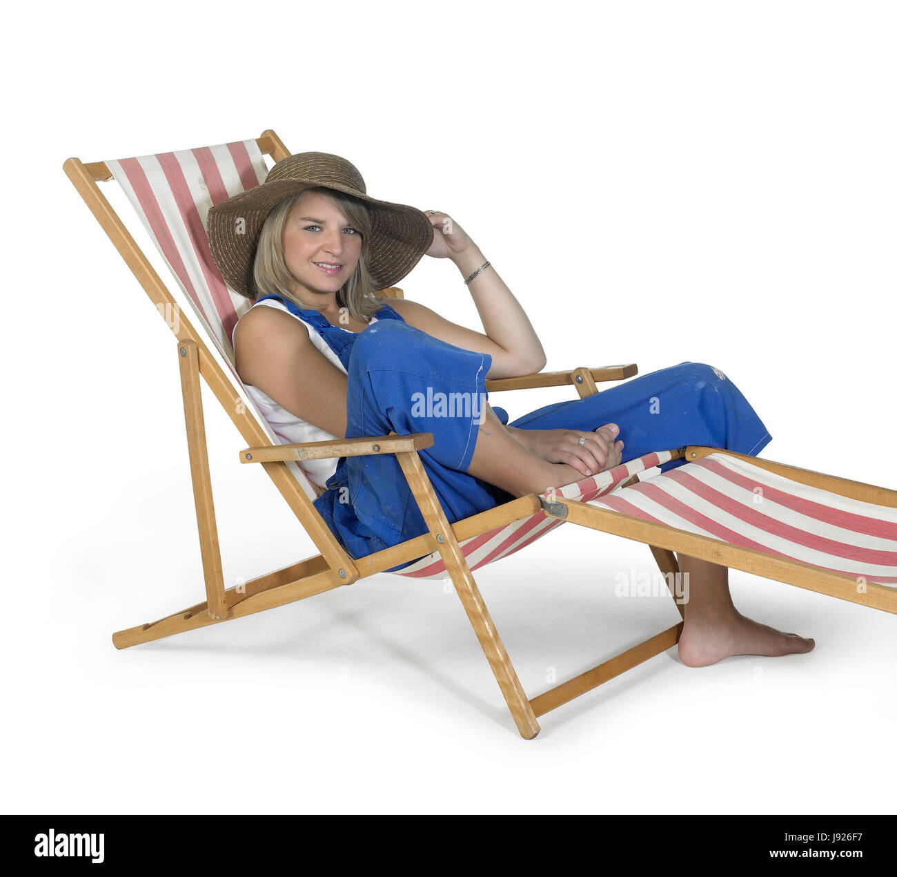 Carina ragazza rilassante in una sedia di canvas Foto Stock