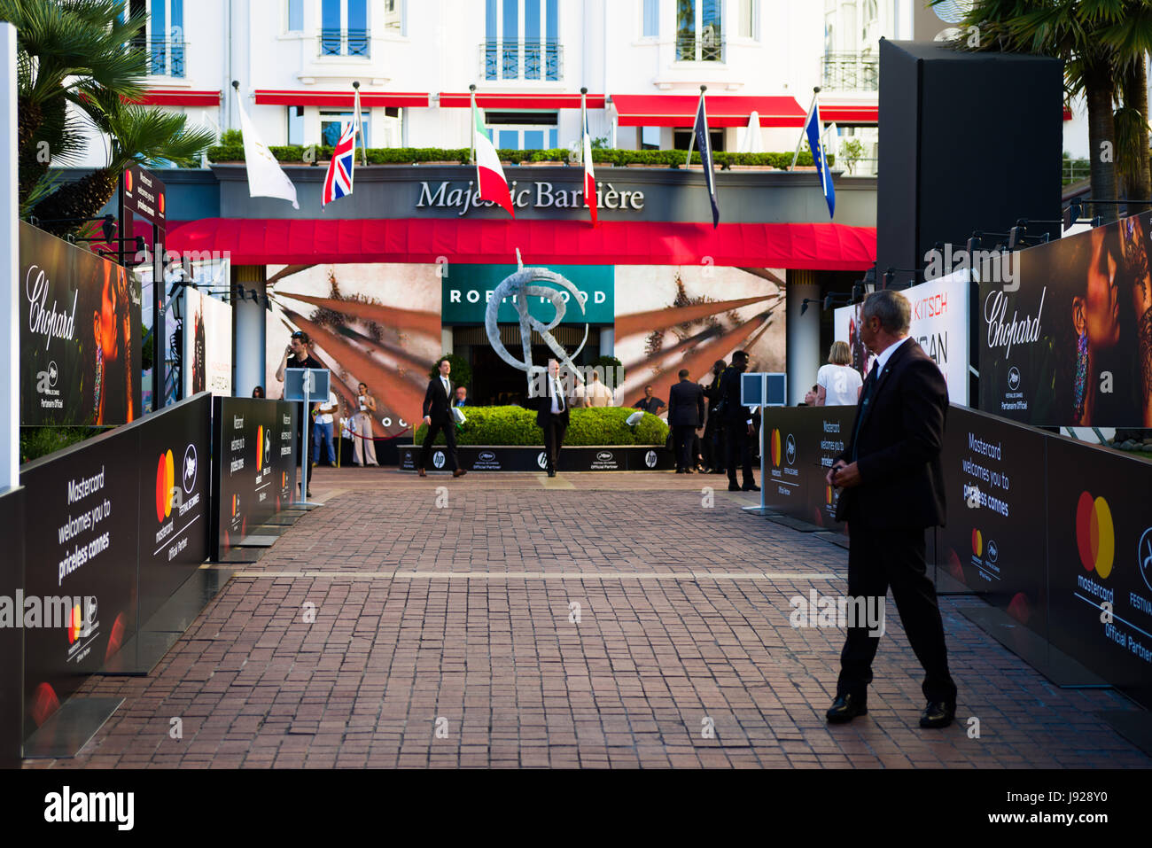 CANNES,Francia - Maggio.20:bodyguard controllare l' ingresso dell' hotel Majestic il 19 maggio 2017 a Cannes, Francia. Il festival del cinema celebra Foto Stock