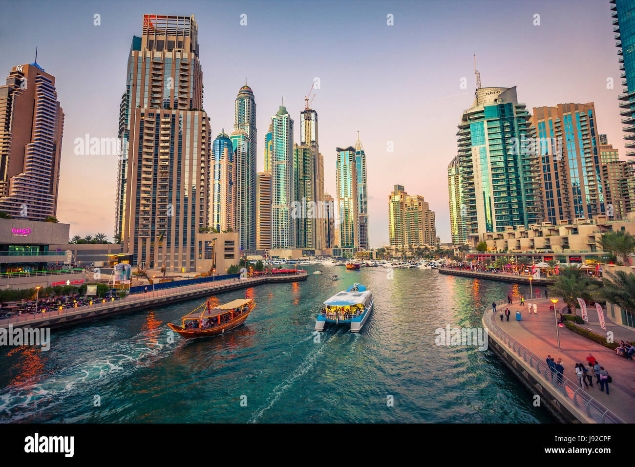 Dubai Marina al tramonto Foto Stock