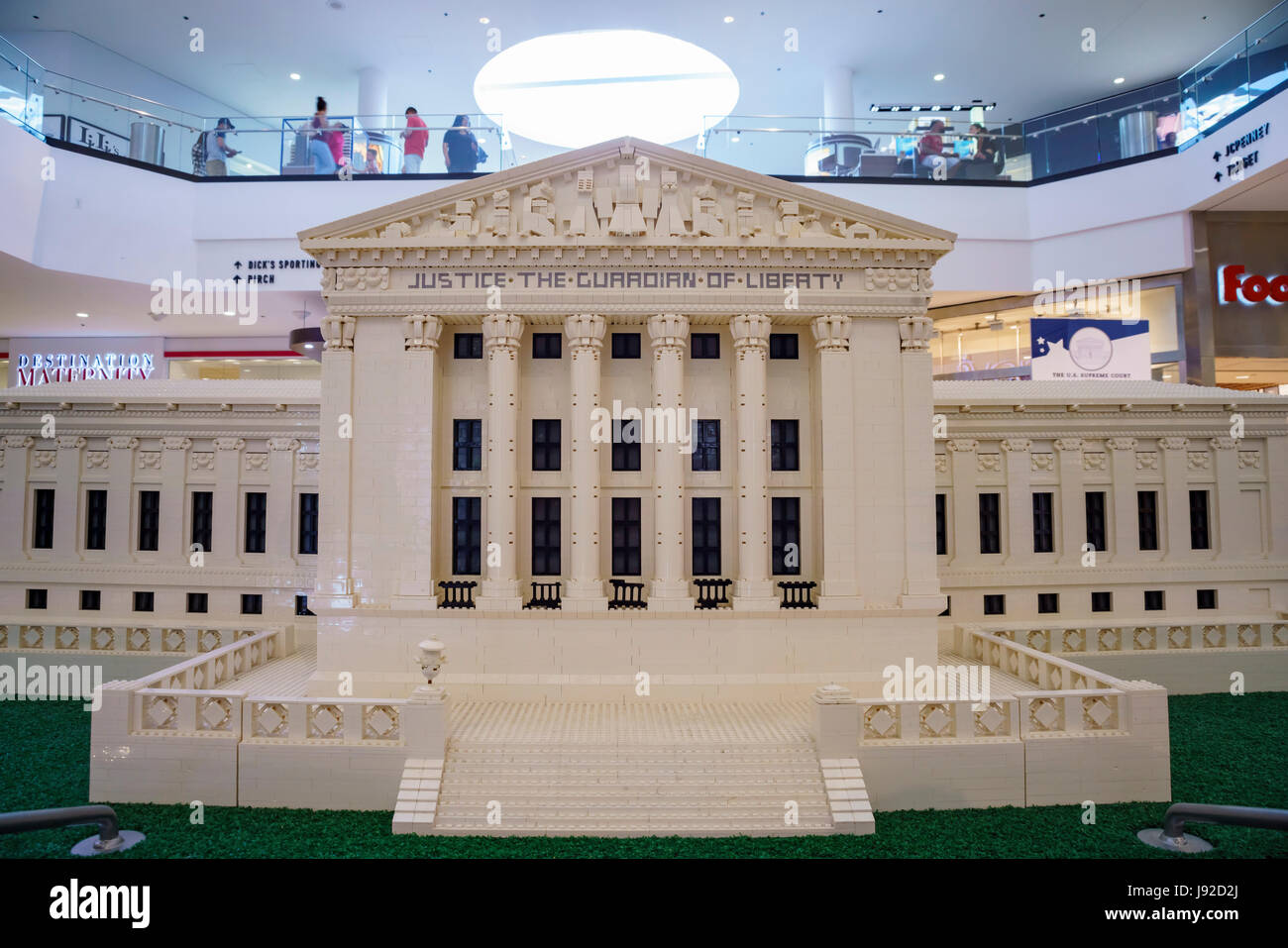 Glendale Galleria 28 Maggio: La Lego Americana roadshow (U.S. Corte Suprema) il 28 maggio 2017 a Glendale Galleria, Los Angeles, California Foto Stock