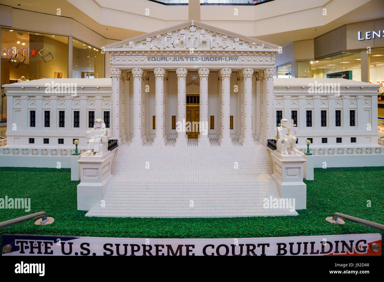 Glendale Galleria 28 Maggio: La Lego Americana roadshow (U.S. Corte Suprema) il 28 maggio 2017 a Glendale Galleria, Los Angeles, California Foto Stock