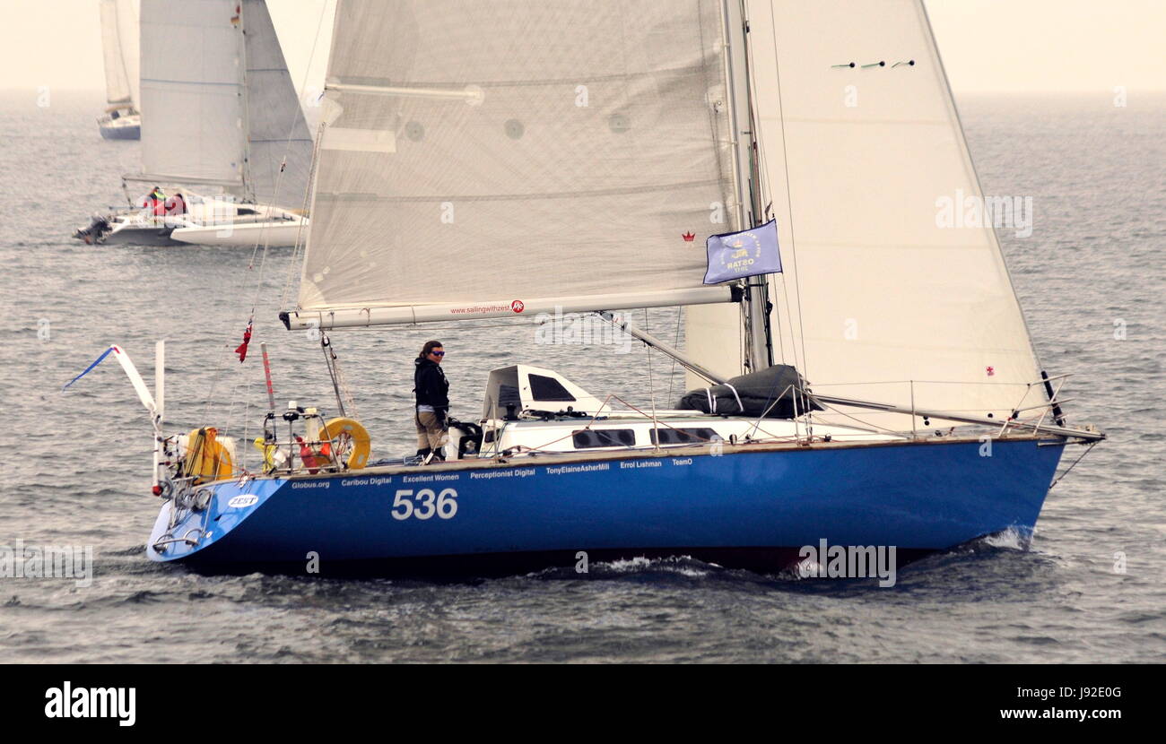 AJAXNETPHOTO. 29 maggio, 2017. PLYMOUTH in Inghilterra. - TRANSAT - OSTAR scorza di entrata (USA) con skipper da KASS SCHMIDT, all'inizio. Foto:JONATHAN EASTLAND/AJAX REF:D172905 6630 Foto Stock