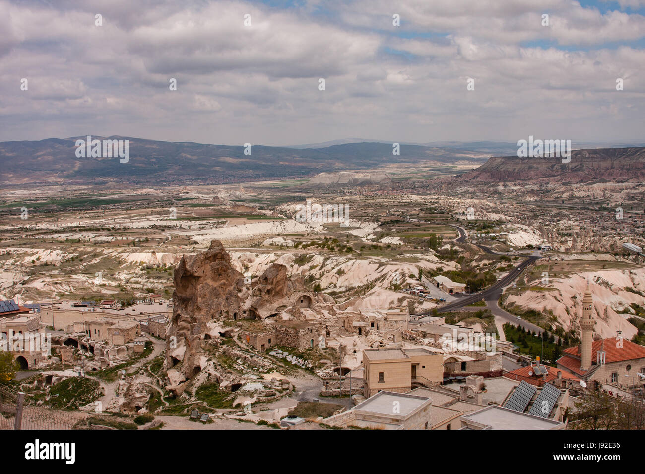 Vista sulla Cappadocia paesaggio dal castello Uchhisar con case in pietra e camini di fata Foto Stock