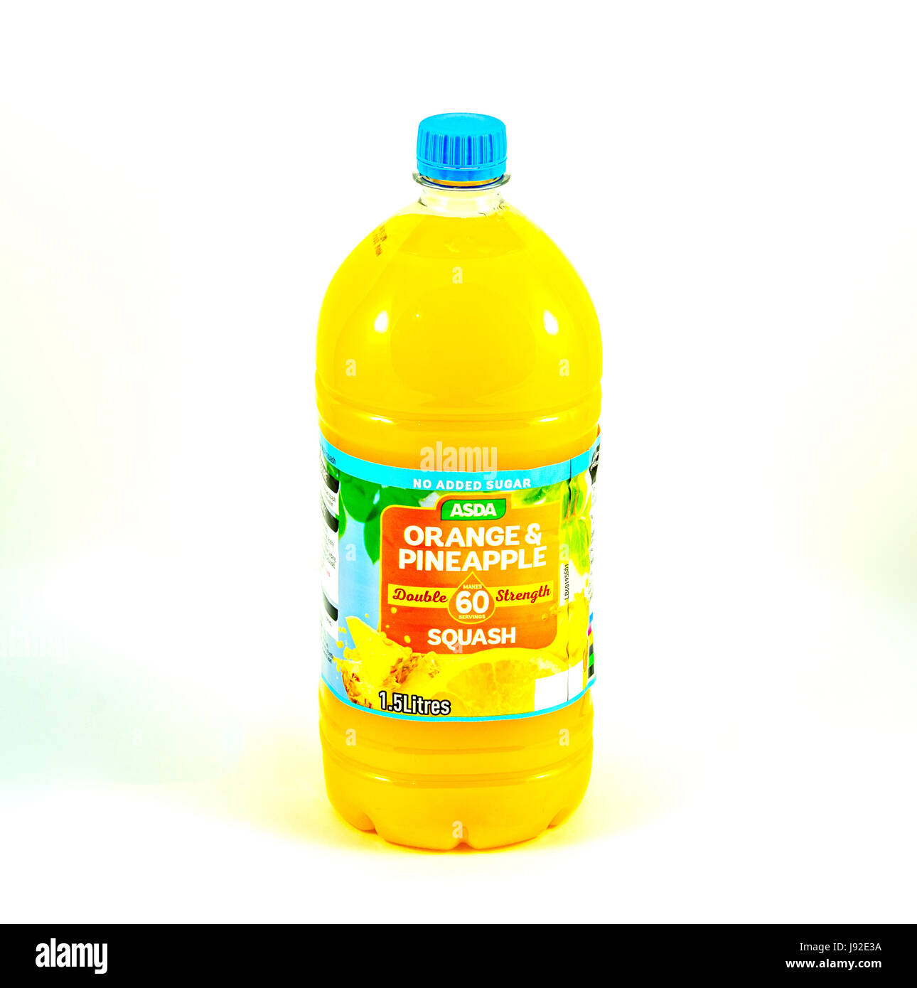 Una bottiglia di Asda arancio e ananas squash isolata contro uno sfondo bianco. Foto Stock