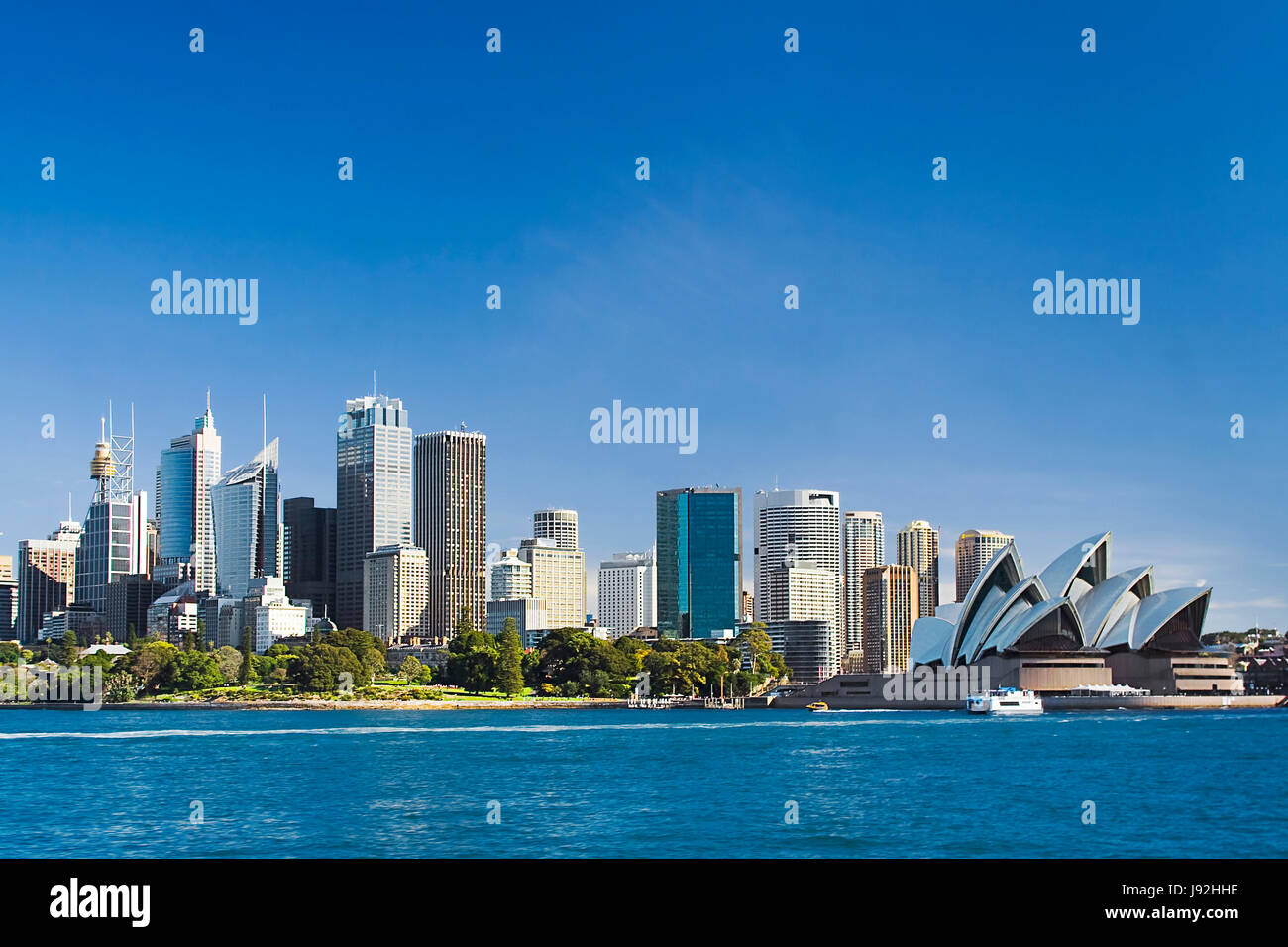 Sydney Australia vista dal traghetto per Royal Botanic Garden, CBD della città e il centro cittadino di case su una soleggiata giornata invernale. Foto Stock