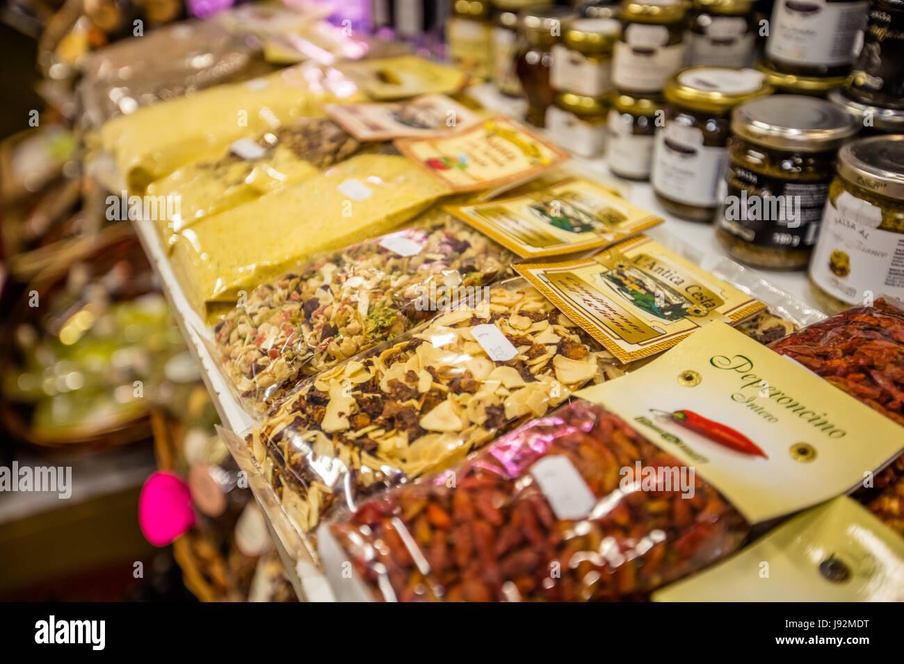 Firenze, Italia --4 novembre 2015 -- eretta nel 1874, la coperta del Mercato Centrale (Mercato Centrale) a Firenze, Italia, è stato rilanciato in primavera 2014 Foto Stock