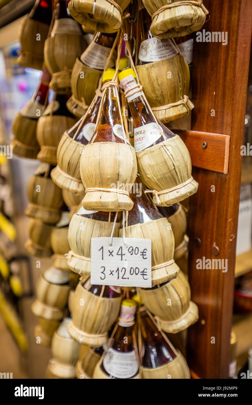 Firenze, Italia --4 novembre 2015 -- eretta nel 1874, la coperta del Mercato Centrale (Mercato Centrale) a Firenze, Italia, è stato rilanciato in primavera 2014 Foto Stock