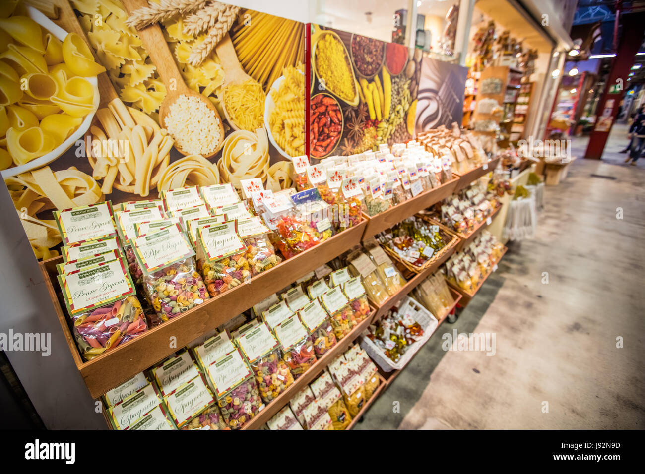 Firenze, Italia --4 novembre 2015 -- eretta nel 1874, la coperta del Mercato Centrale (Mercato Centrale) a Firenze, Italia, è stato rilanciato in primavera 2014 Foto Stock