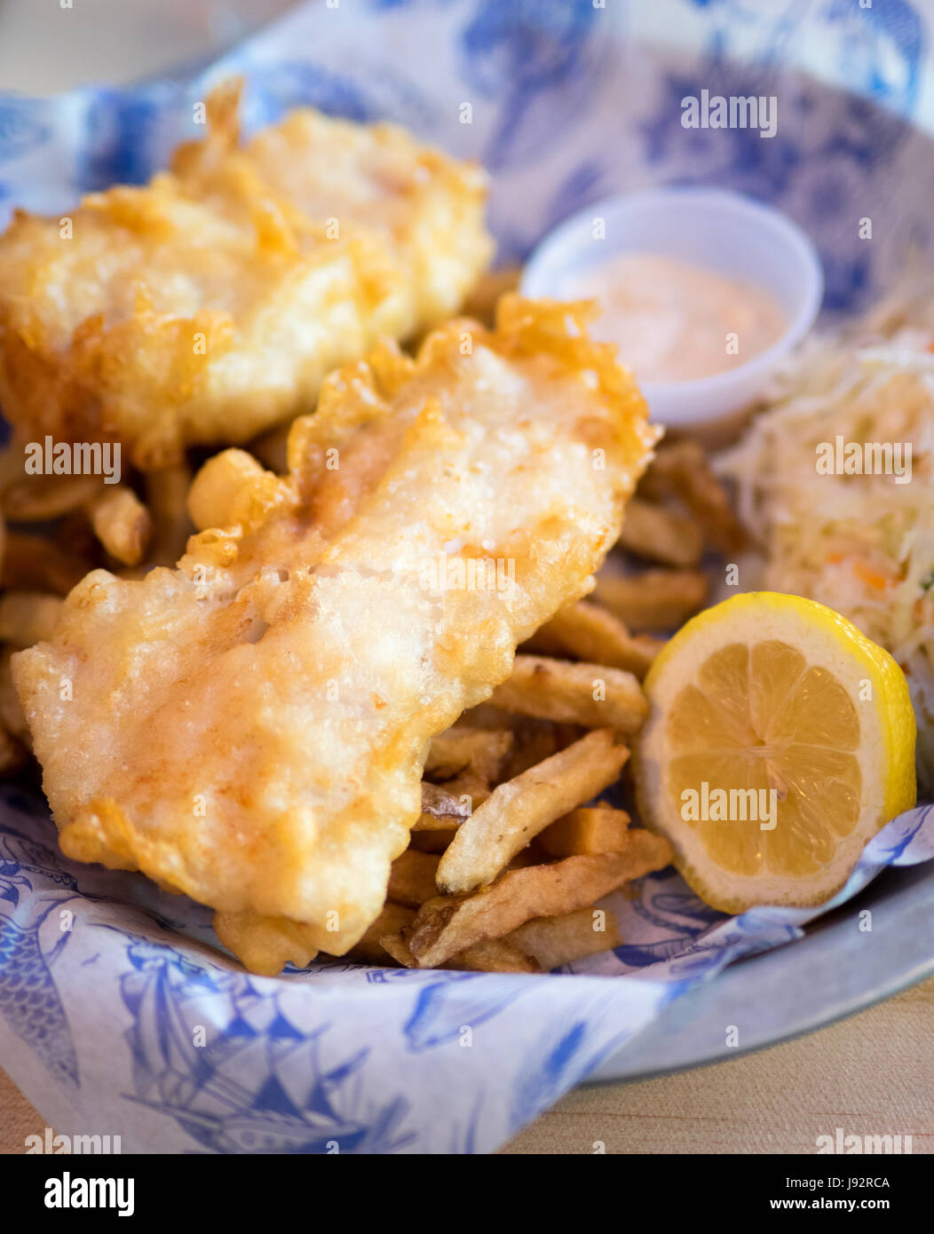 Pesce e patatine (eglefino e patatine) da Grandin Fish 'n' Chips, un popolare pesce e patatine shop in Edmonton, Alberta, Canada Foto Stock