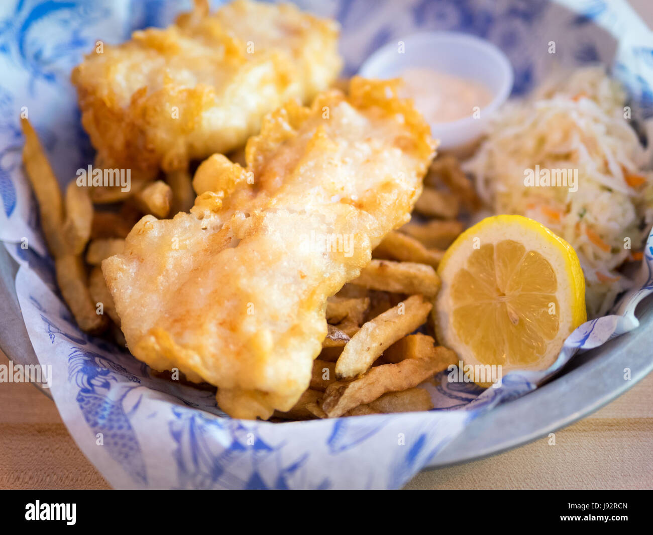 Pesce e patatine (eglefino e patatine) da Grandin Fish 'n' Chips, un popolare pesce e patatine shop in Edmonton, Alberta, Canada Foto Stock
