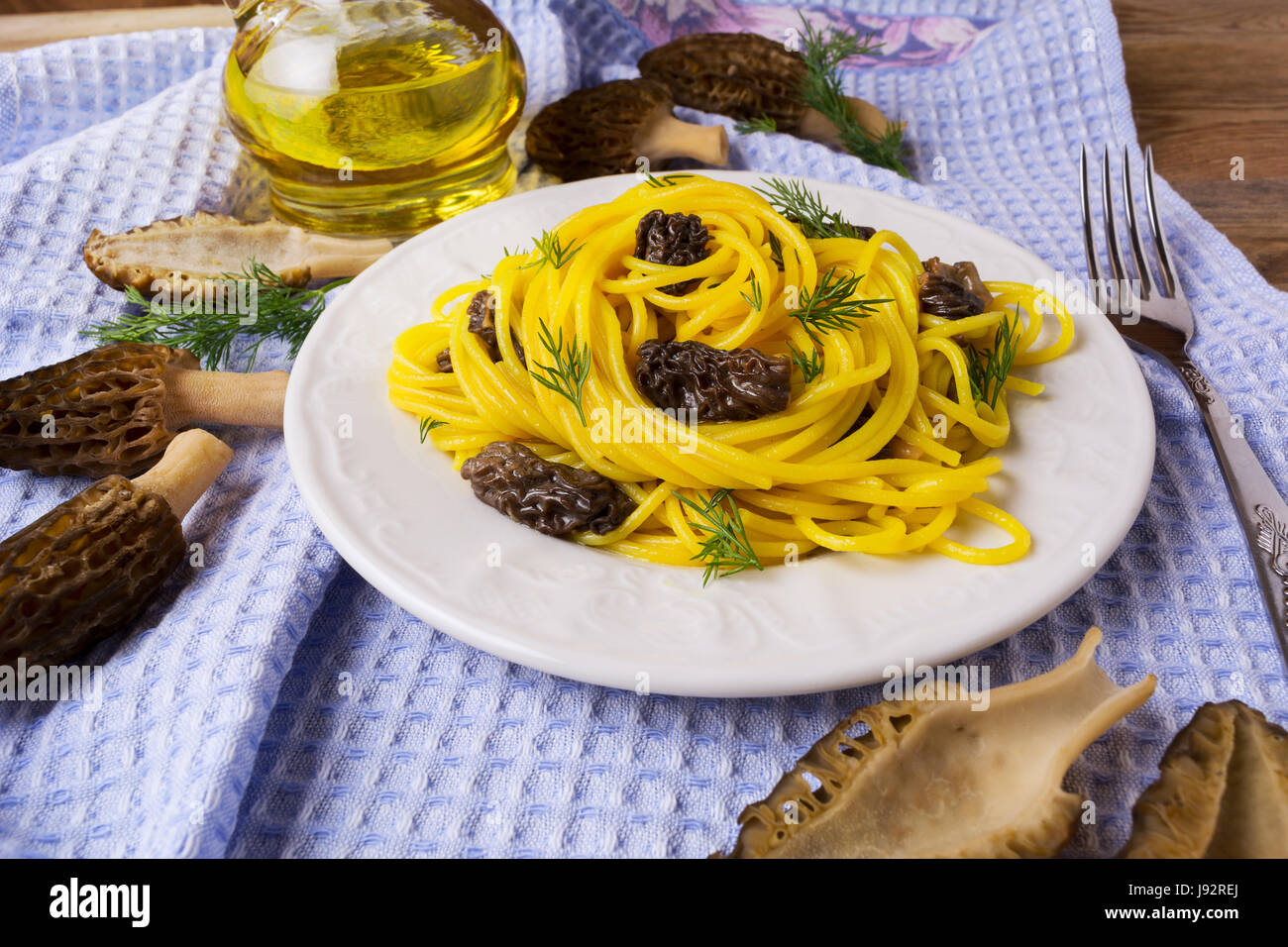 Deliziosi piatti di pasta italiana con il nero spugnole. Lo stile mediterraneo la cena. Foto Stock