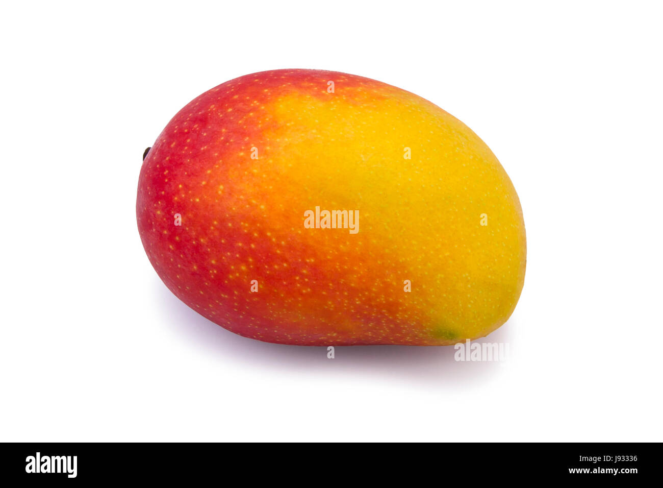 Freschi di mango succoso frutto isolato su uno sfondo bianco. N. persone. Organici di esotica frutta tropicale. Frutta organica concetto. Foto Stock