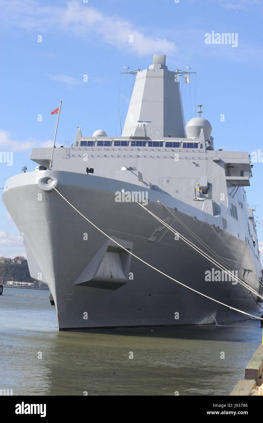 La USS New York, la marina della nuovissima nave fatta di 7.5 tonnellate del World Trade Center di acciaio, rende il modo di Pier 88 nella città di New York. Il 2 novembre 2009.. Credito: Dennis Van Tine/MediaPunch Foto Stock