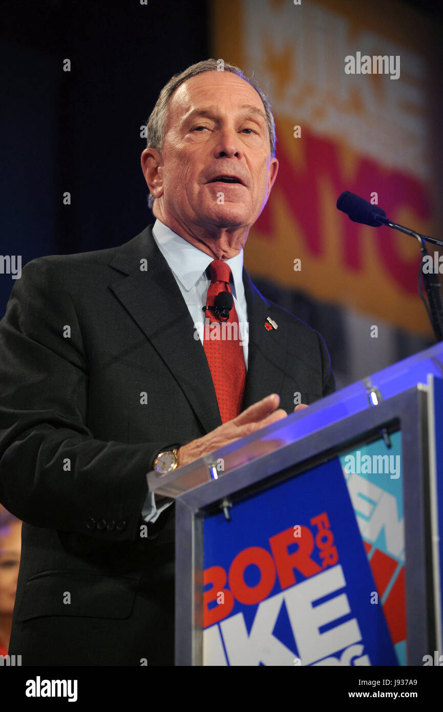 New York City Mayor Michael Bloomberg parla ai sostenitori come egli celebra la sua vittoria per un terzo mandato come sindaco presso lo Sheraton Hotel di New York City. Il 3 novembre 2009. Credito: Dennis Van Tine/MediaPunch Foto Stock