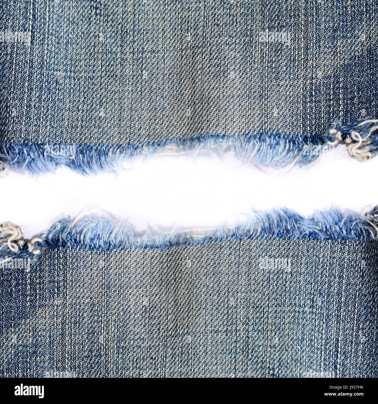 Strappati jeans vintage distrutto strappato il telaio isolato, tessitura  del tessuto isolato su sfondo bianco, luogo di testo Foto stock - Alamy