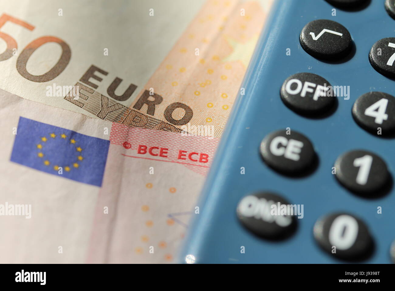 Denaro con una calcolatrice Foto Stock