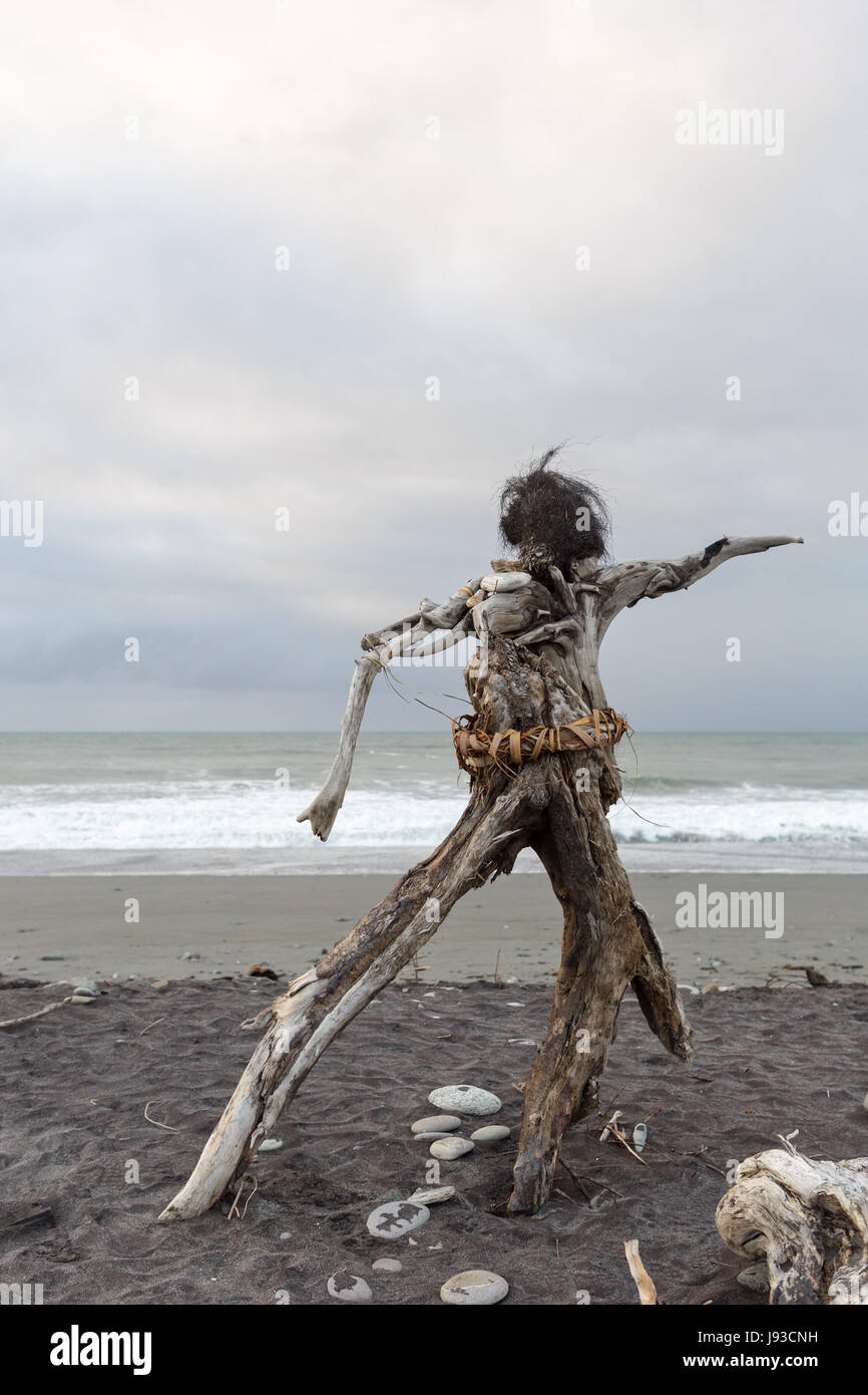 Driftwood sculture sulla spiaggia di hokitika isola del sud della Nuova Zelanda Foto Stock
