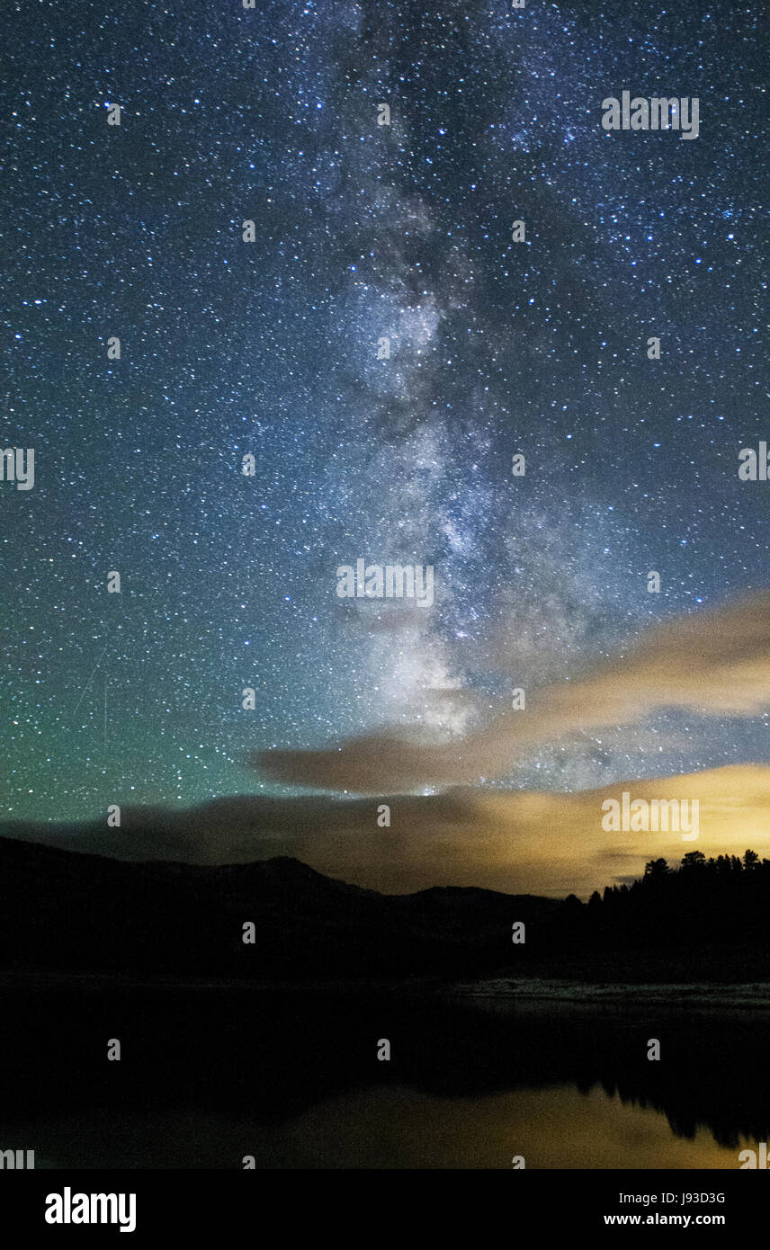 Nord America; Stati Uniti; Utah; Yankee prati serbatoio vicino alla storica Parowan, Utah; cielo notturno; Stelle; Via Lattea; la riflessione. Foto Stock